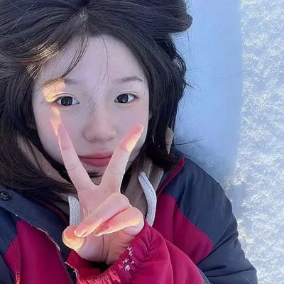 黑白照片的少女